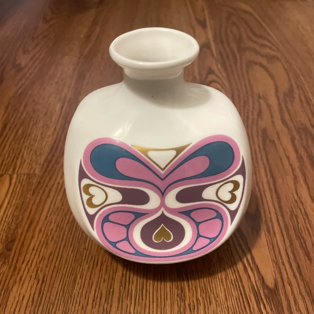 Vintage Highland Scottish pottery vase Celtic Hearts fine bone china